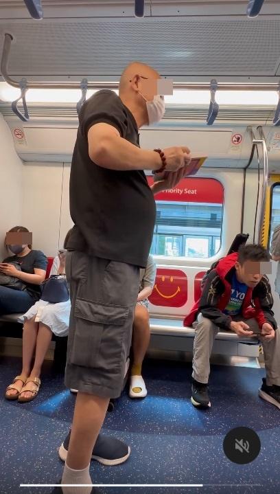 網上熱話|光頭男搭西鐵大聲播歌,被正義阿叔開口KO。(網片截圖)
