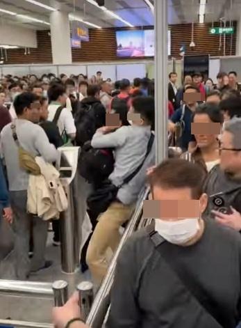 戴眼鏡男子見狀便從後面箍住灰衣男子前進。(網片截圖)