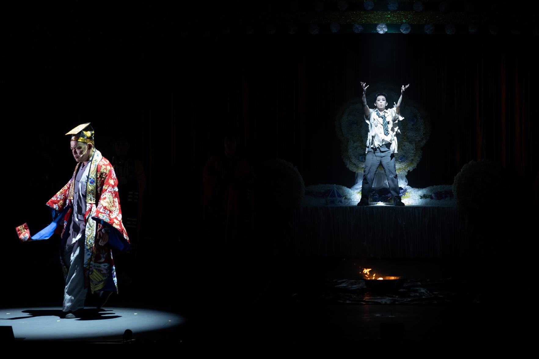 珈其在《Di-Dar音樂劇場》扮演鬼魂。