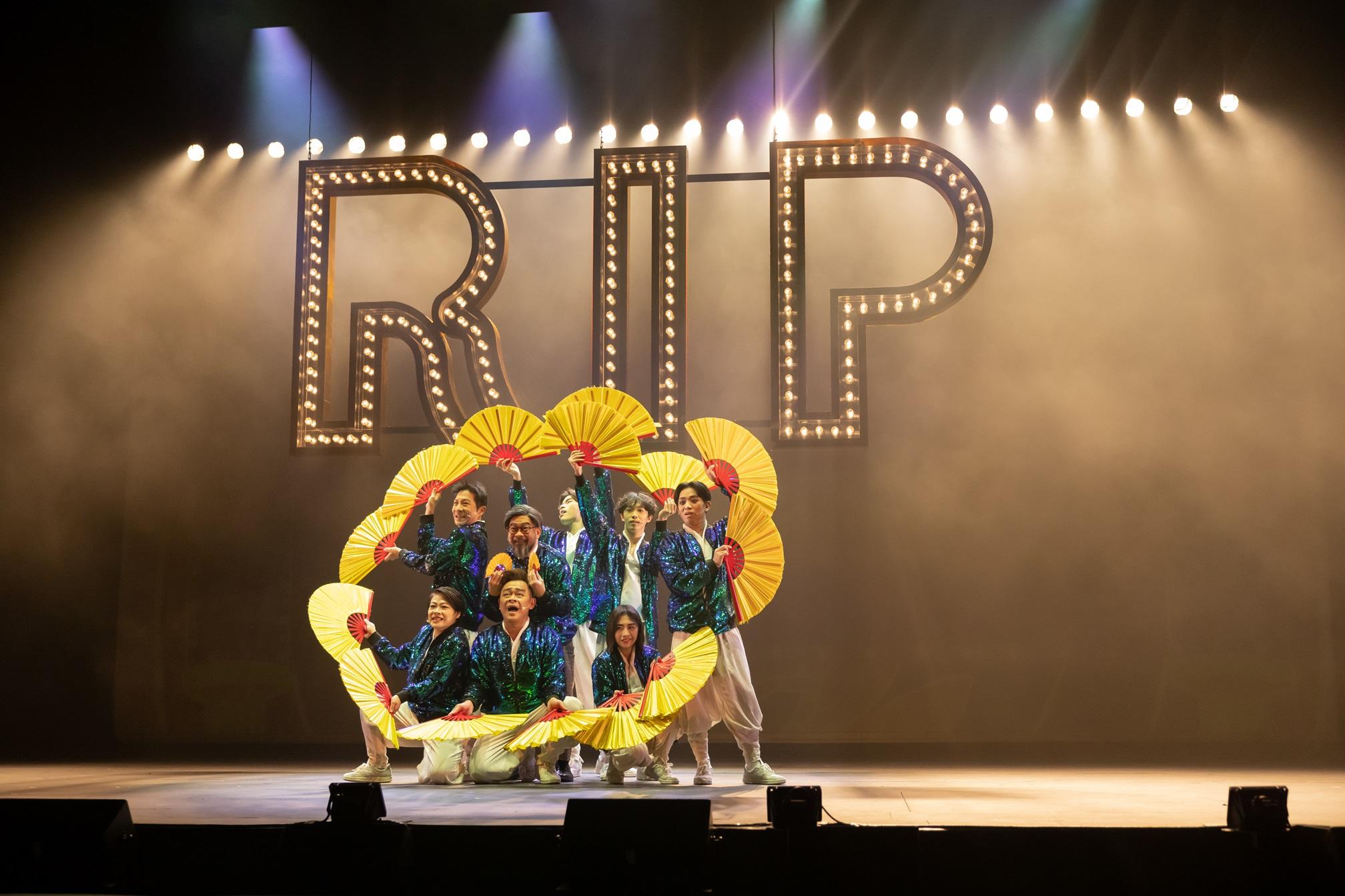 眾演員以跳唱組合「R.I.P」形跳唱經典流行曲。