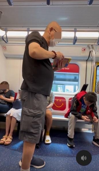 網上熱話|光頭男搭西鐵大聲播歌,被正義阿叔開口KO。(網片截圖)