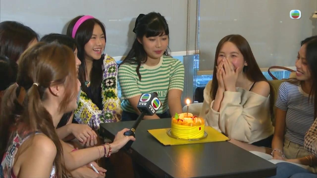 莎莉親自捧住蛋糕同Sabrina慶生,好有愛呀。