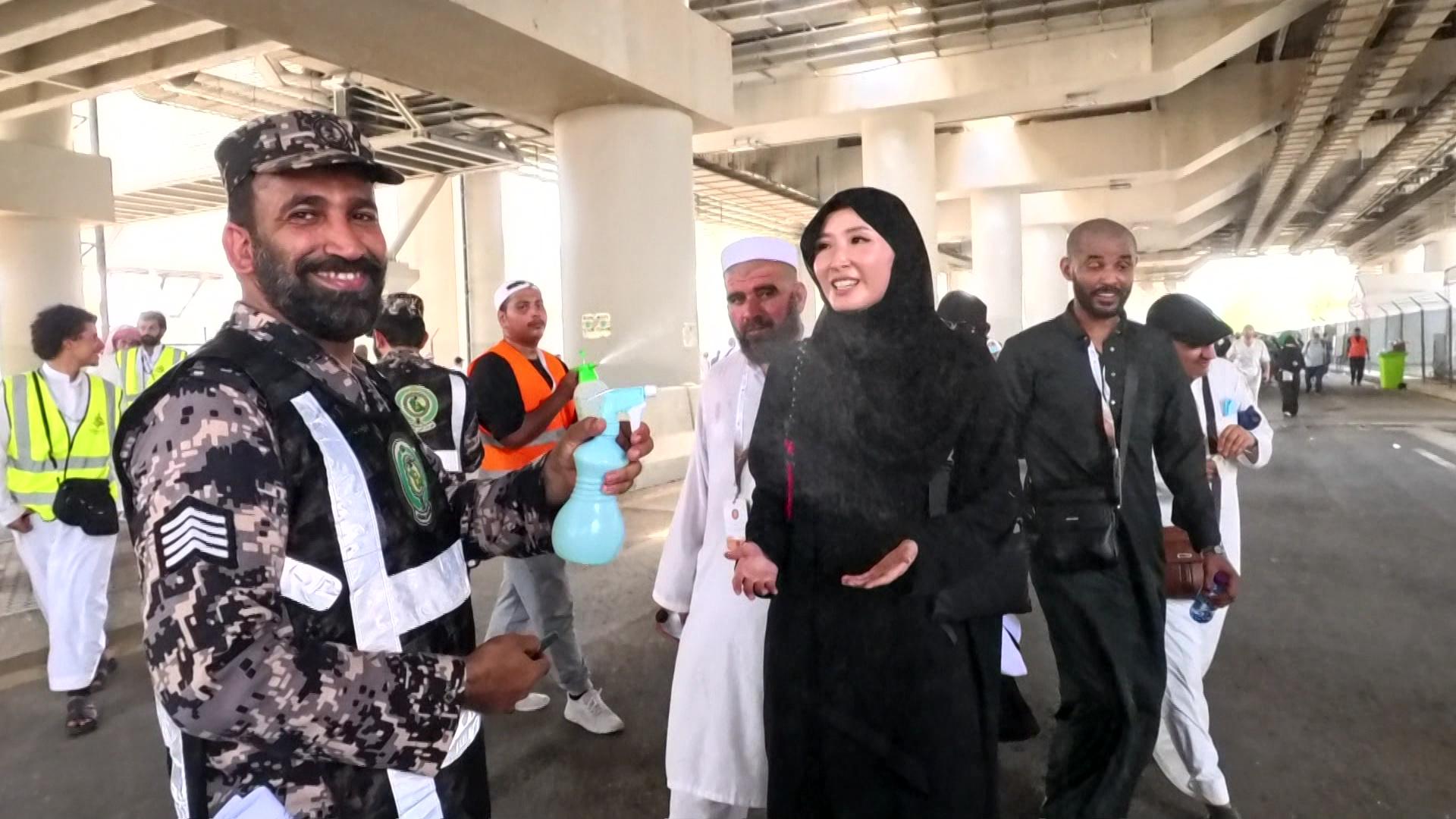 陳貝兒感恩現場有好心的穆斯林教徒主動幫她灑水降溫。