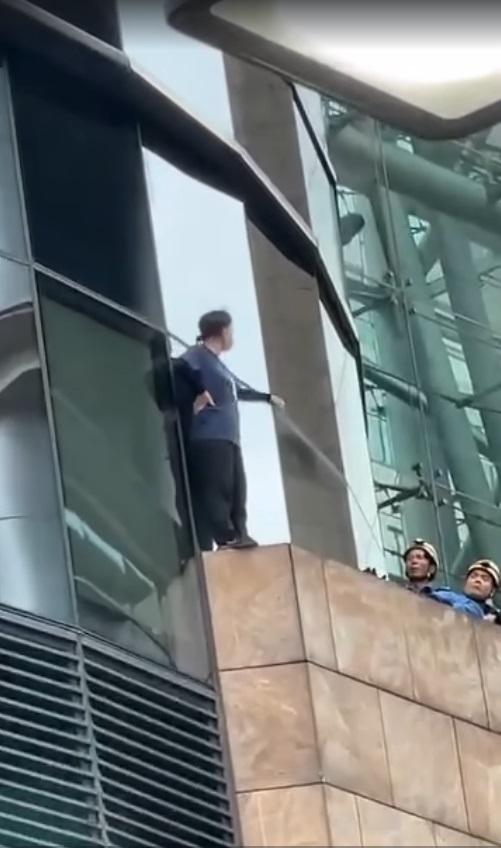 珍惜生命|旺角朗豪坊有人企跳 消防開救生墊戒備。(網片截圖)