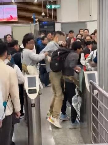 戴眼鏡男子見狀便從後面箍住灰衣男子前進。(網片截圖)