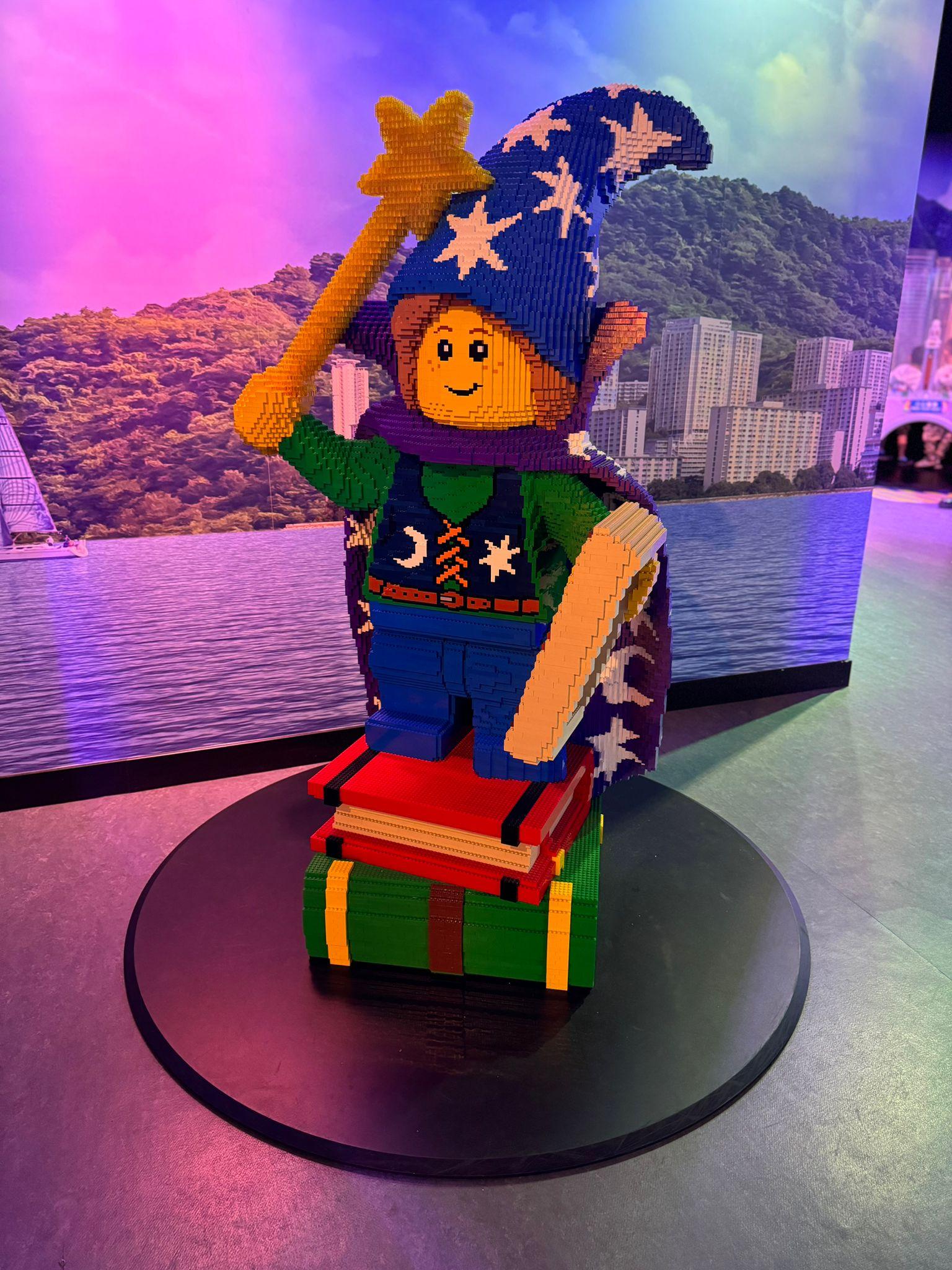 大型的魔法師,在LEGOLAND門口迎接各大少朋友。