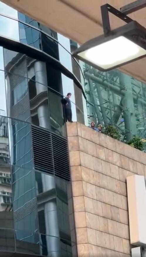 珍惜生命|旺角朗豪坊有人企跳 消防開救生墊戒備。(網片截圖)