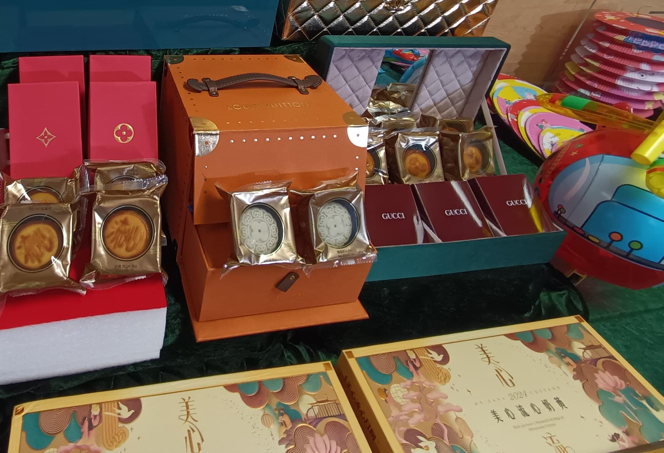 冒牌月餅套裝包括Gucci及LV等。