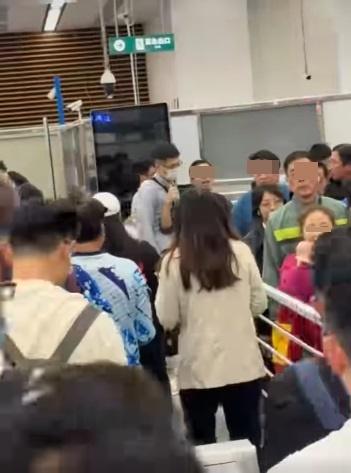 戴眼鏡男子見狀便從後面箍住灰衣男子前進,灰衣男子則大聲呼喊「一定要報警」。(網片截圖)