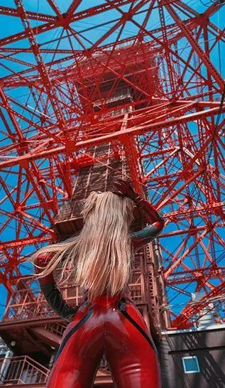 ぐりこ頂著烈日,在東京鐵塔下拍照。(圖/翻攝自ぐりこ的X)