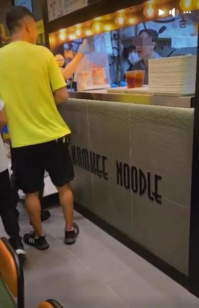 網上熱話|青衣食店店員不滿外賣員催單,雙方爆粗互罵。(網片截圖)