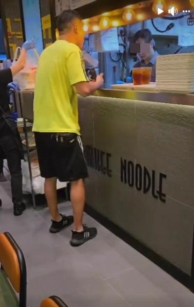 網上熱話|青衣食店店員不滿外賣員催單,雙方爆粗互罵。(網片截圖)