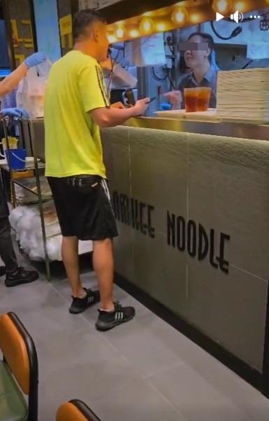 網上熱話|青衣食店店員不滿外賣員催單,雙方爆粗互罵。(網片截圖)