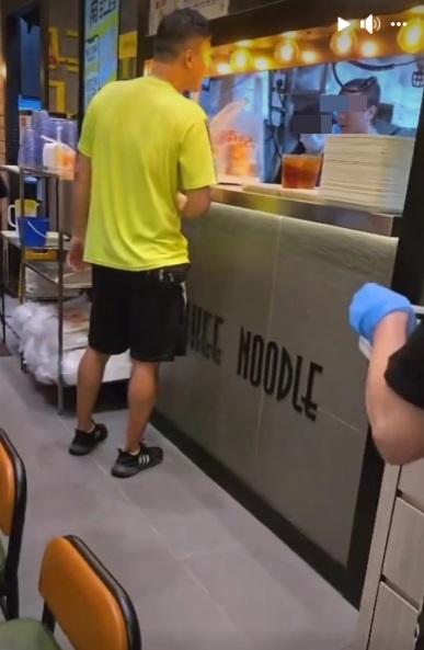 網上熱話|青衣食店店員不滿外賣員催單,雙方爆粗互罵。(網片截圖)