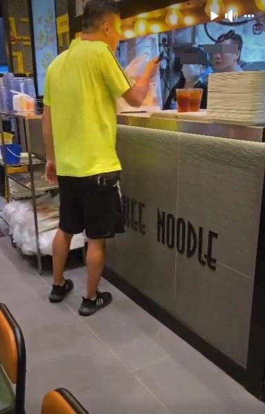網上熱話|青衣食店店員不滿外賣員催單,雙方爆粗互罵。(網片截圖)