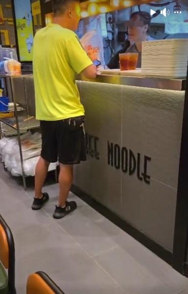 網上熱話|青衣食店店員不滿外賣員催單,雙方爆粗互罵。(網片截圖)