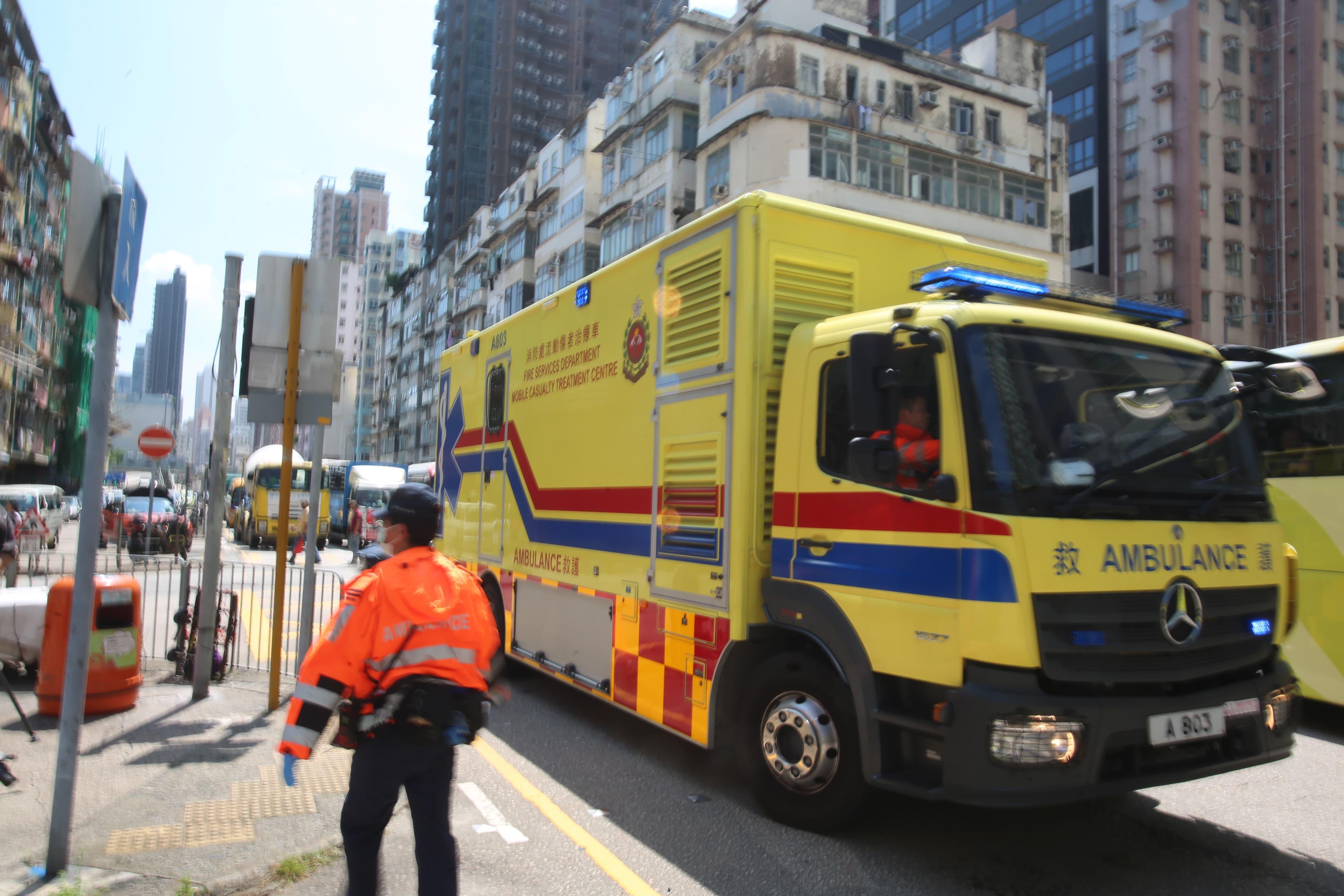 有內地團團友在路邊嘔吐,多人不適