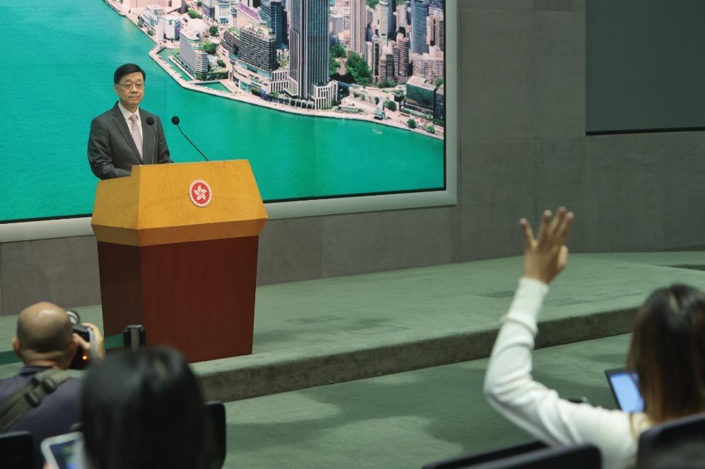 行政會議今日復會,李家超接受現場記者的提問。(中通社)