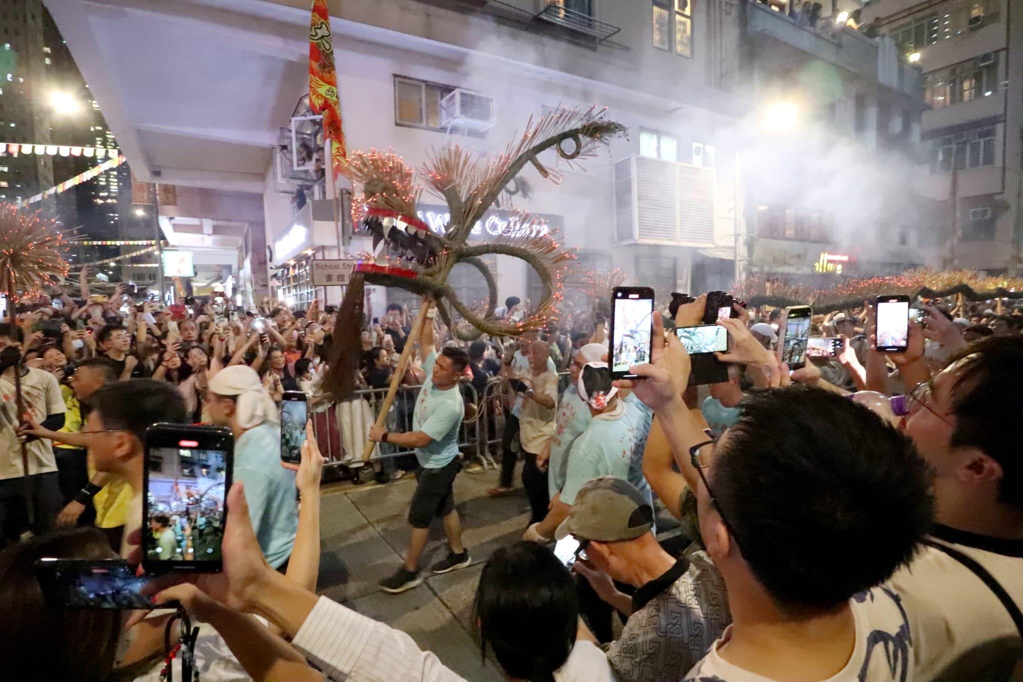 大坑舞火龍慶中秋。(鍾式明攝)