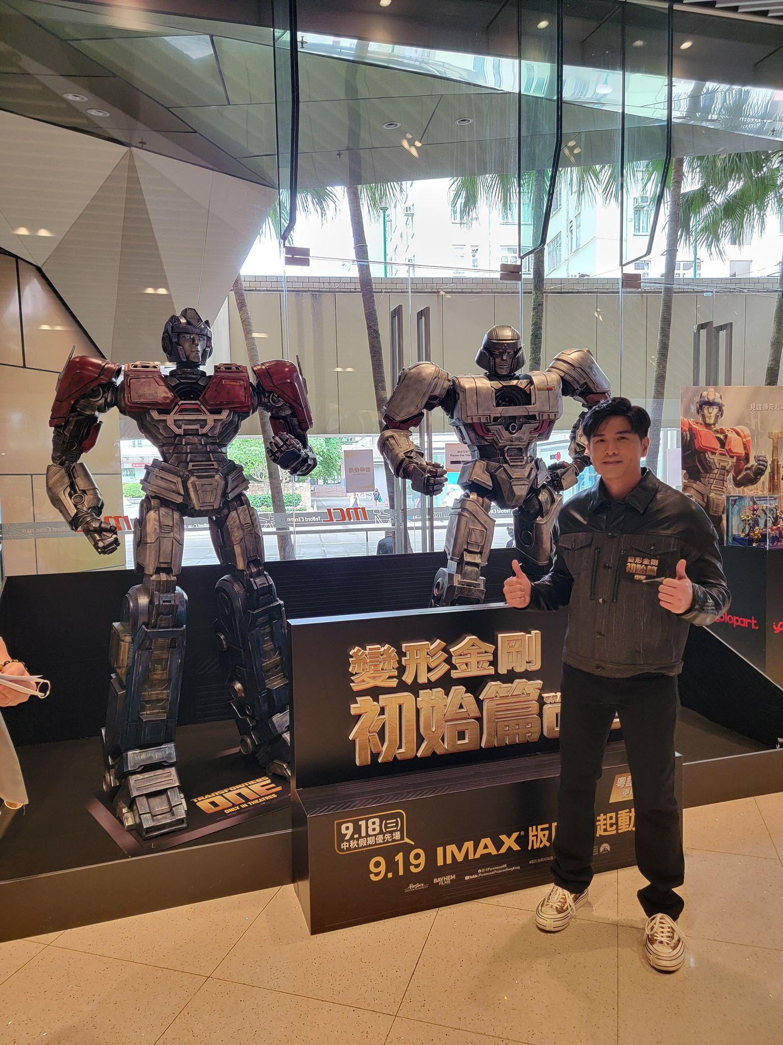 伍允龍為高逾2米的柯柏文及麥加登主持亮燈儀式。