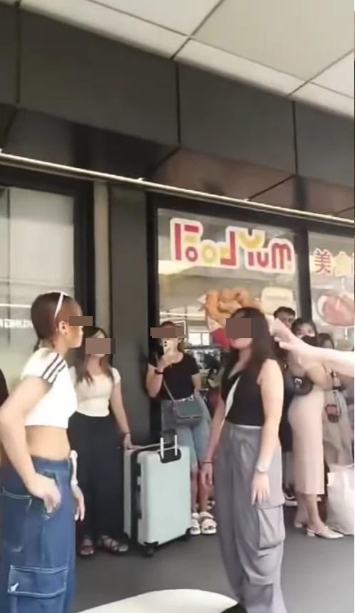 一名女子與一名黑衣女子不知何事發生口角。(網片截圖)