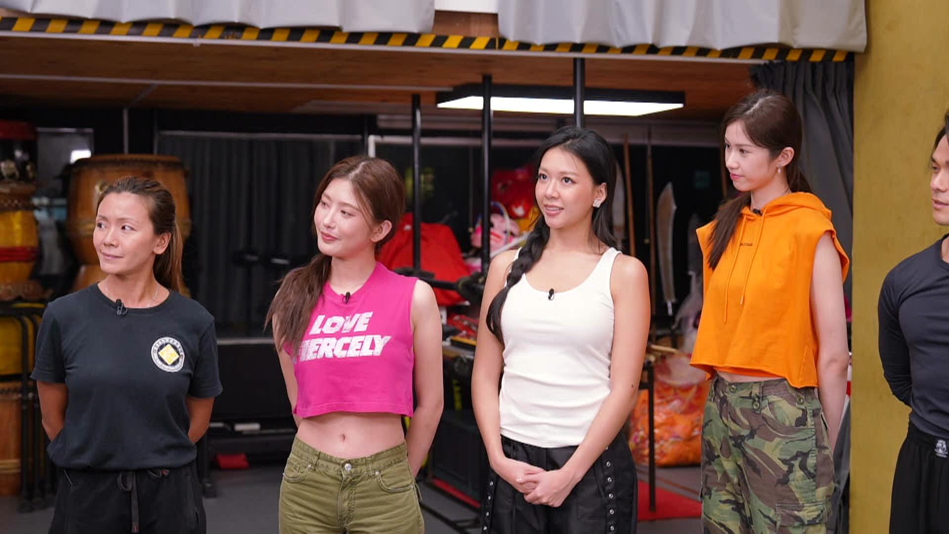 跟女特技人慧慧(黑衫)學拍動作場口。