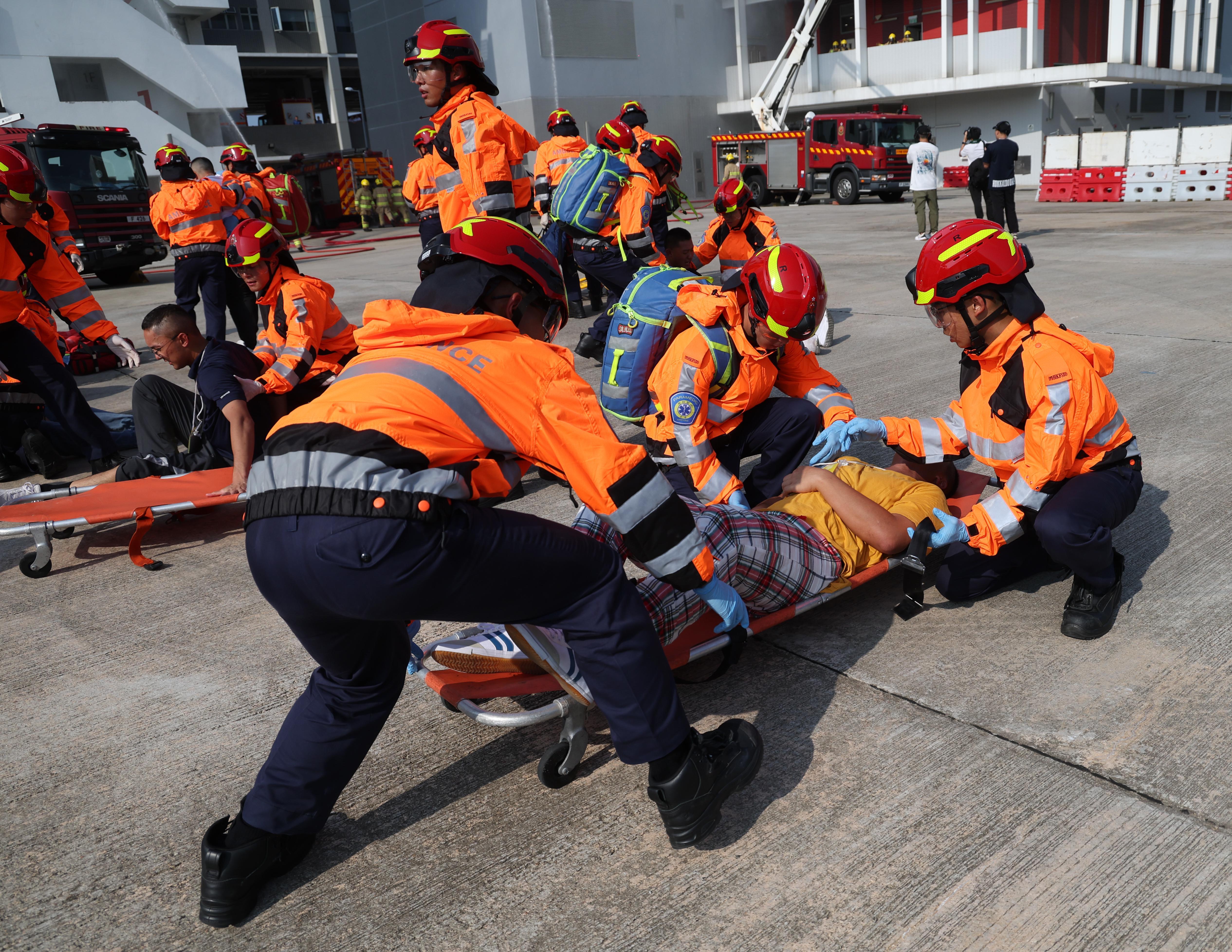 消防處副處長(行動)黃鎮業今日(九月十三日)在消防及救護學院舉行的消防處結業會操檢閱學員。圖示結業學員示範模擬救傷工作。(政府新聞處)