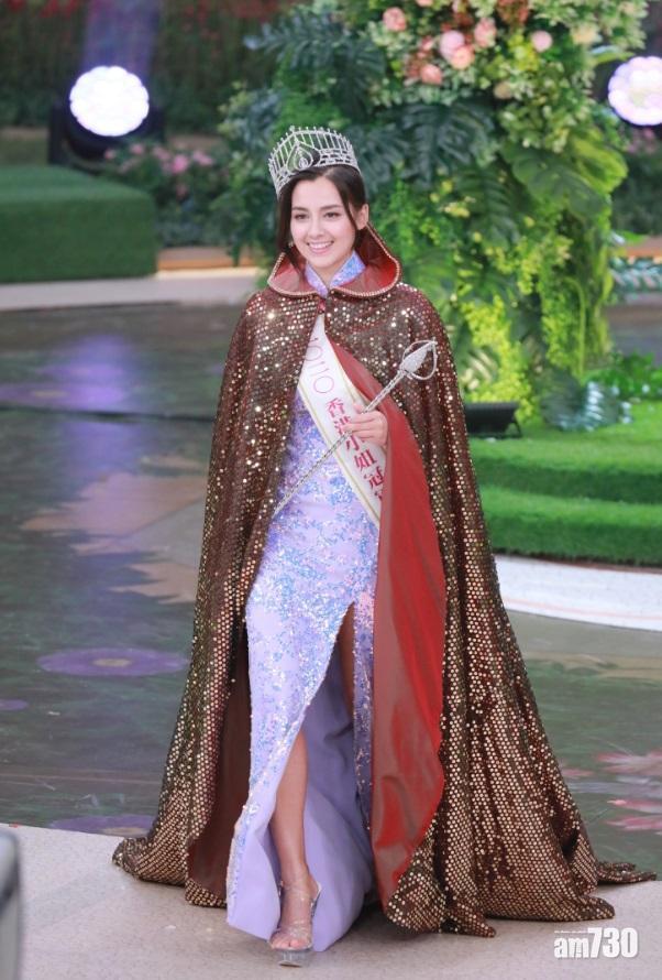 有傳2020年冠軍謝嘉怡頭戴的是玻璃后冠。