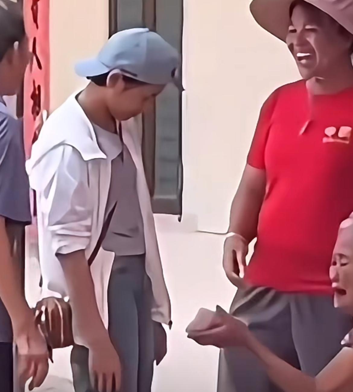 全紅嬋拎出一疊銀紙孝敬嫲嫲