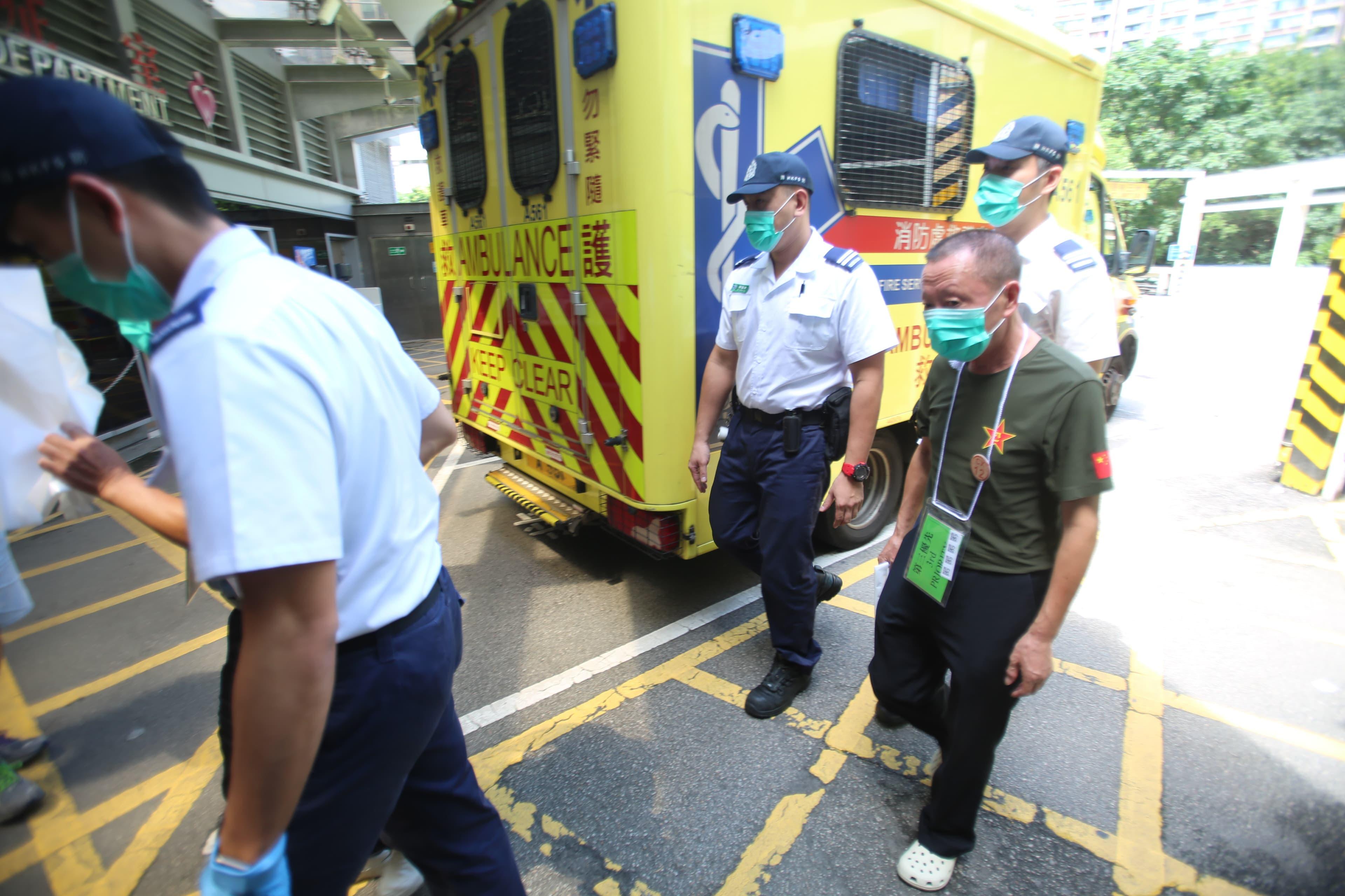 有內地團團友在路邊嘔吐,多人不適