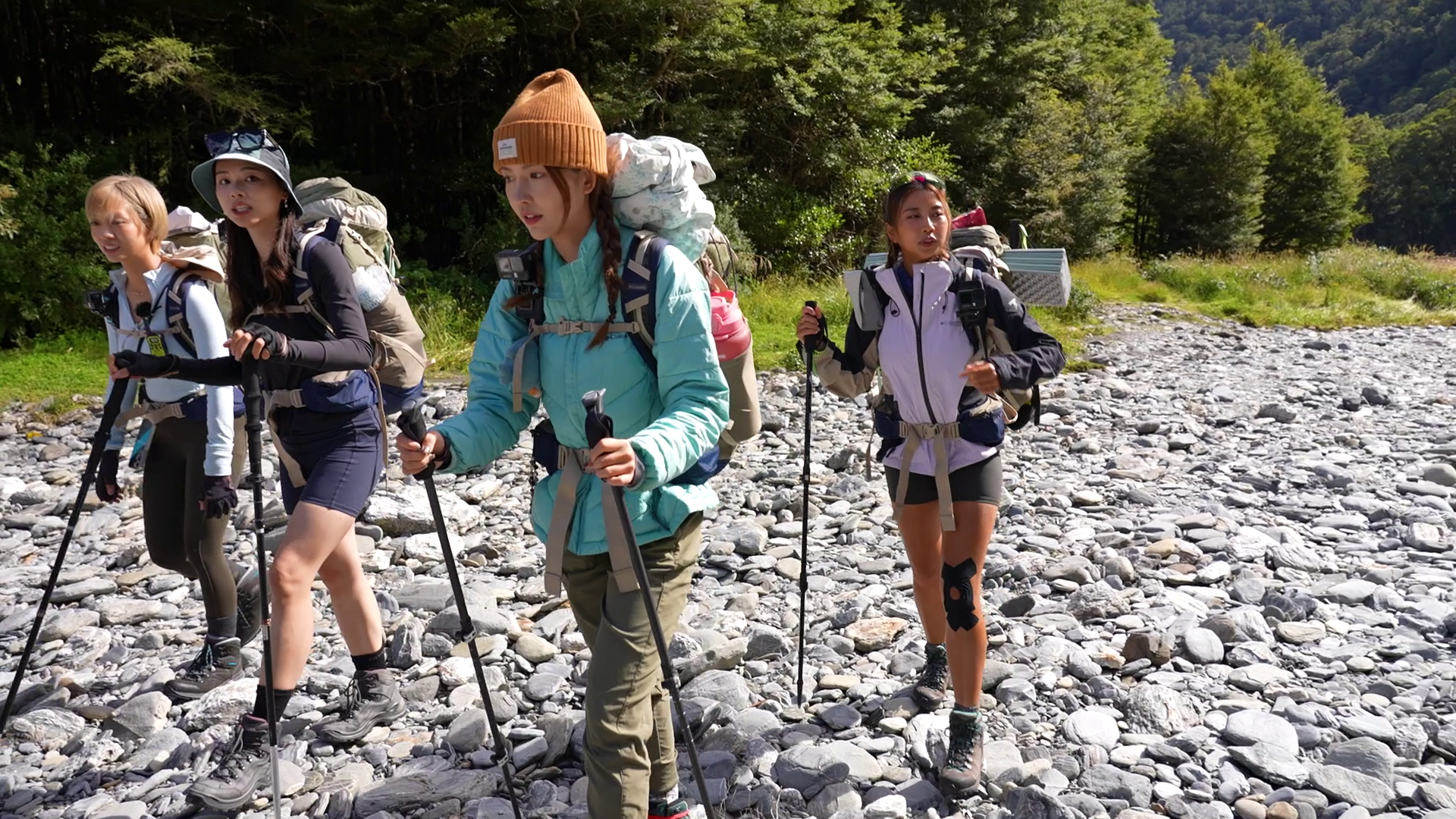 明晚4名港女野人將會「打大佬」挑戰冰川,各人身上背囊裝備重逾11公斤。