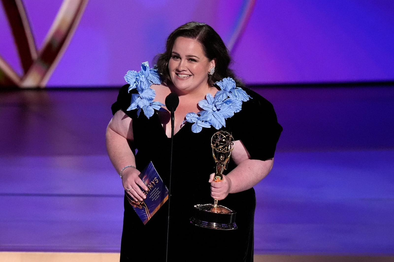 潔西卡甘寧憑Netflix劇《馴鹿寶貝》揚威艾美獎。