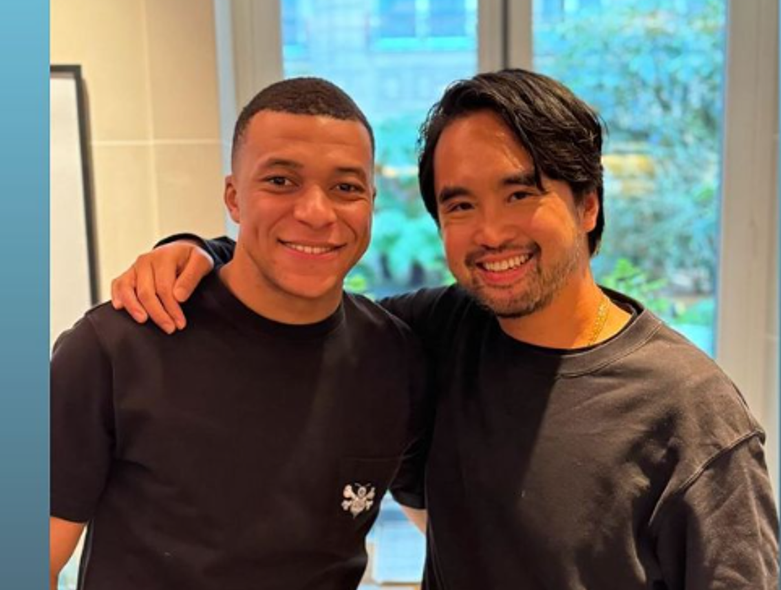 新世界鄭志剛大曬與麥巴比合照。