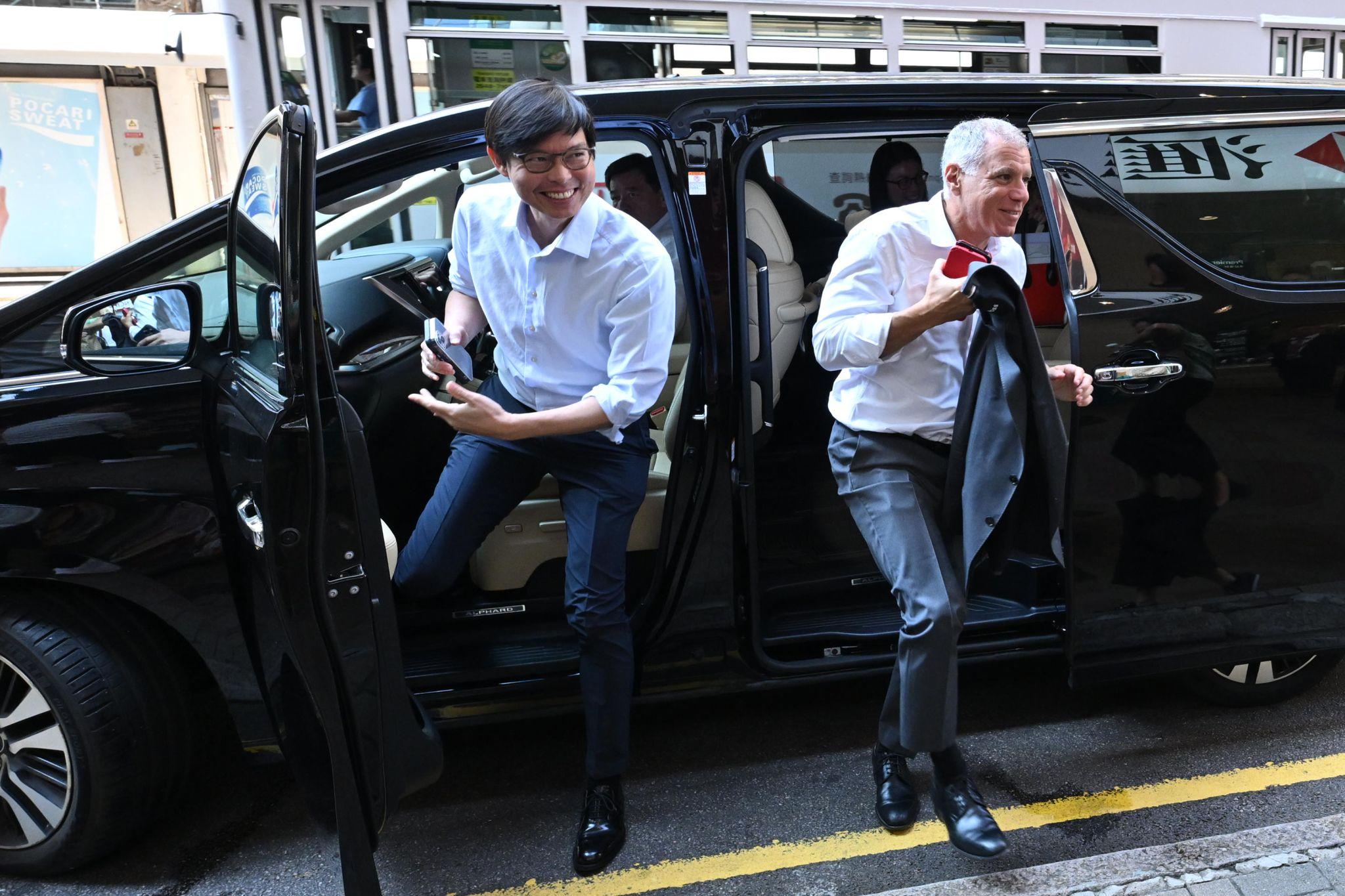 滙控艾橋智首日履新行政總裁,聯同高層走訪香港分行及辦公室。(廖宜建社交平台)