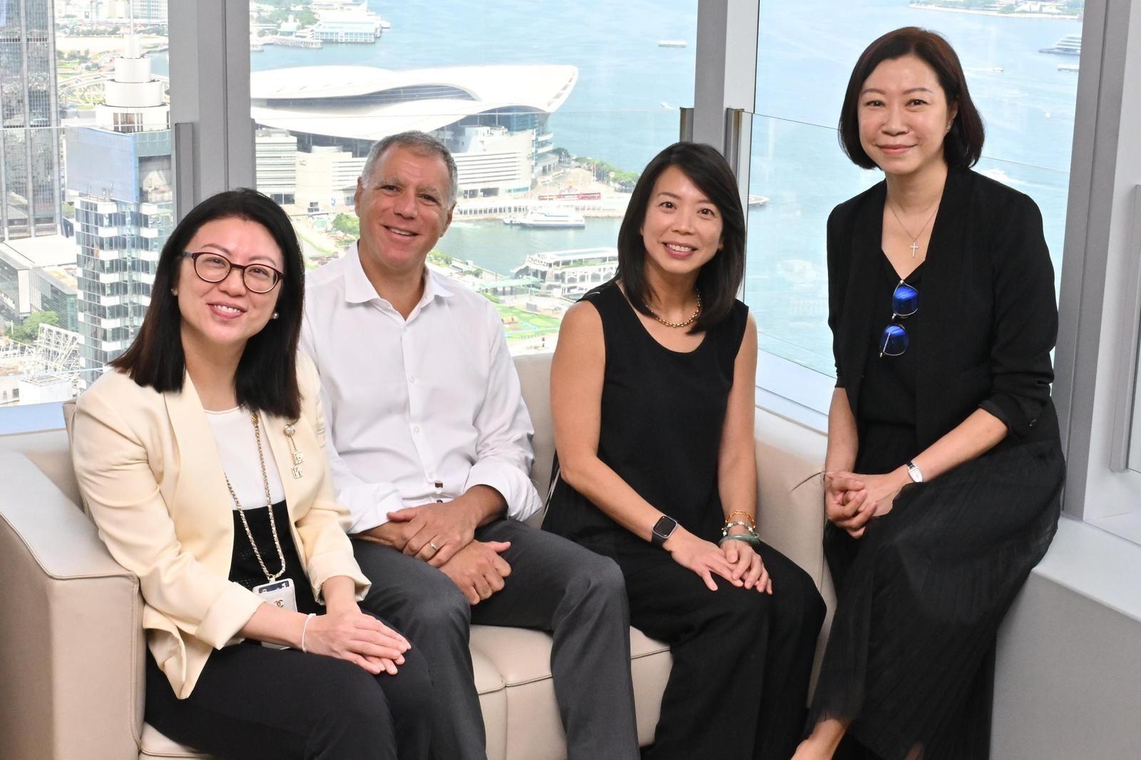 滙控艾橋智首日履新行政總裁,聯同高層走訪香港分行及辦公室。(林慧虹社交平台)