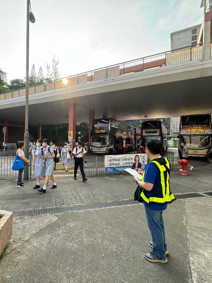 運輸署今日派出約110名人員,實地監察開學日港九新界主要公共運輸交匯處、鐵路站、學校區、口岸和隧道等交通情況,實時向緊急事故交通協調中心匯報。(政府新聞處圖)