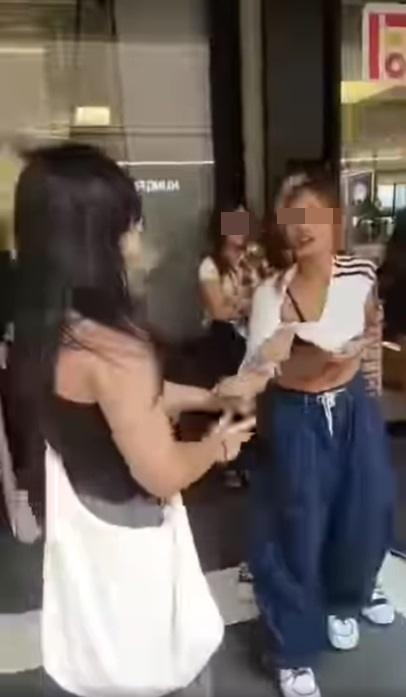 黑衣女與白衣女互相拉扯。(網片截圖)