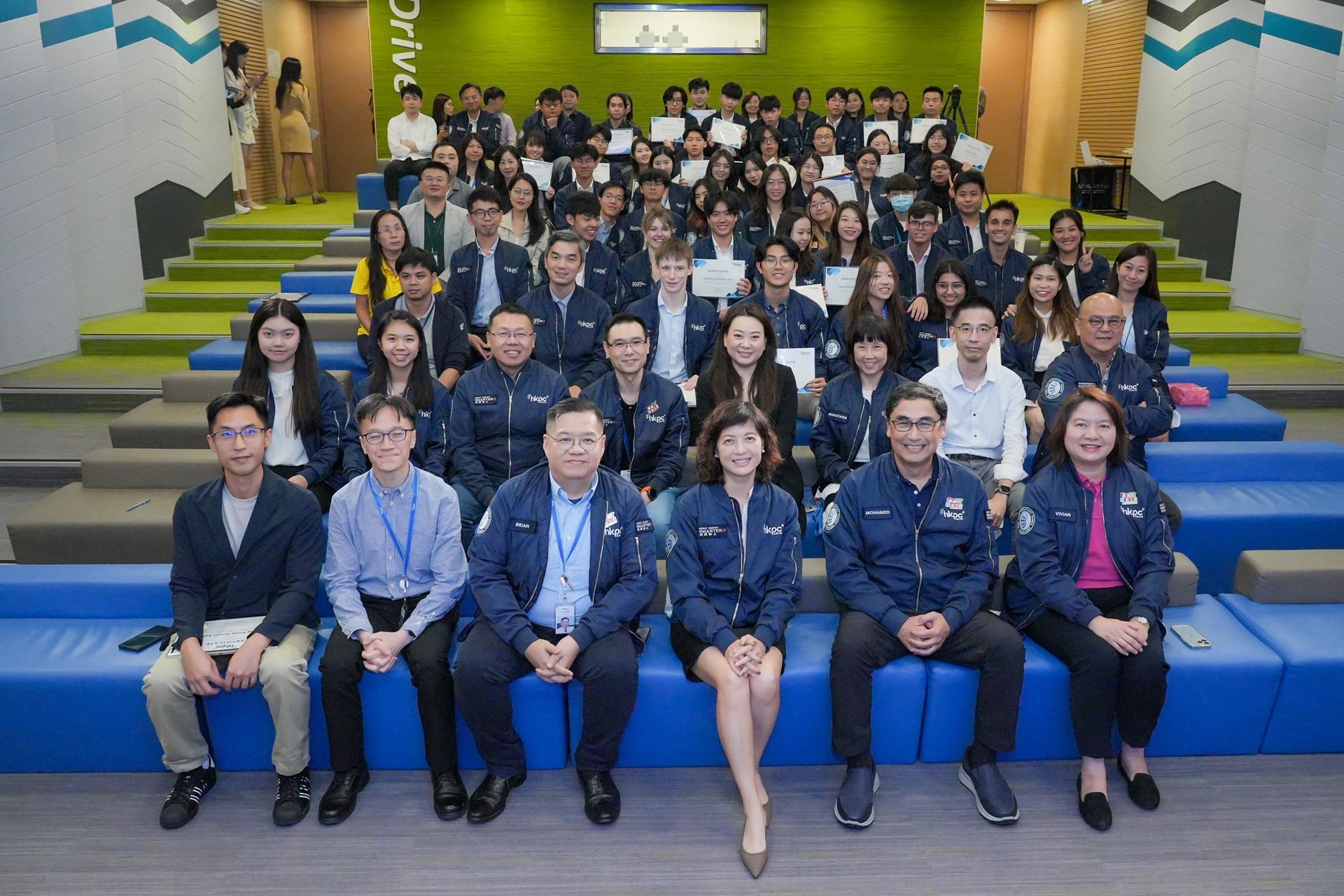 生產力局職員事務委員會主席劉敏儀(前排右三)、生產力局總裁畢堅文(前排右二),以及一眾生產力局管理層,與實習生見證第九屆「Summer InnoTalent」夏季實習計劃畢業典禮成功舉行。