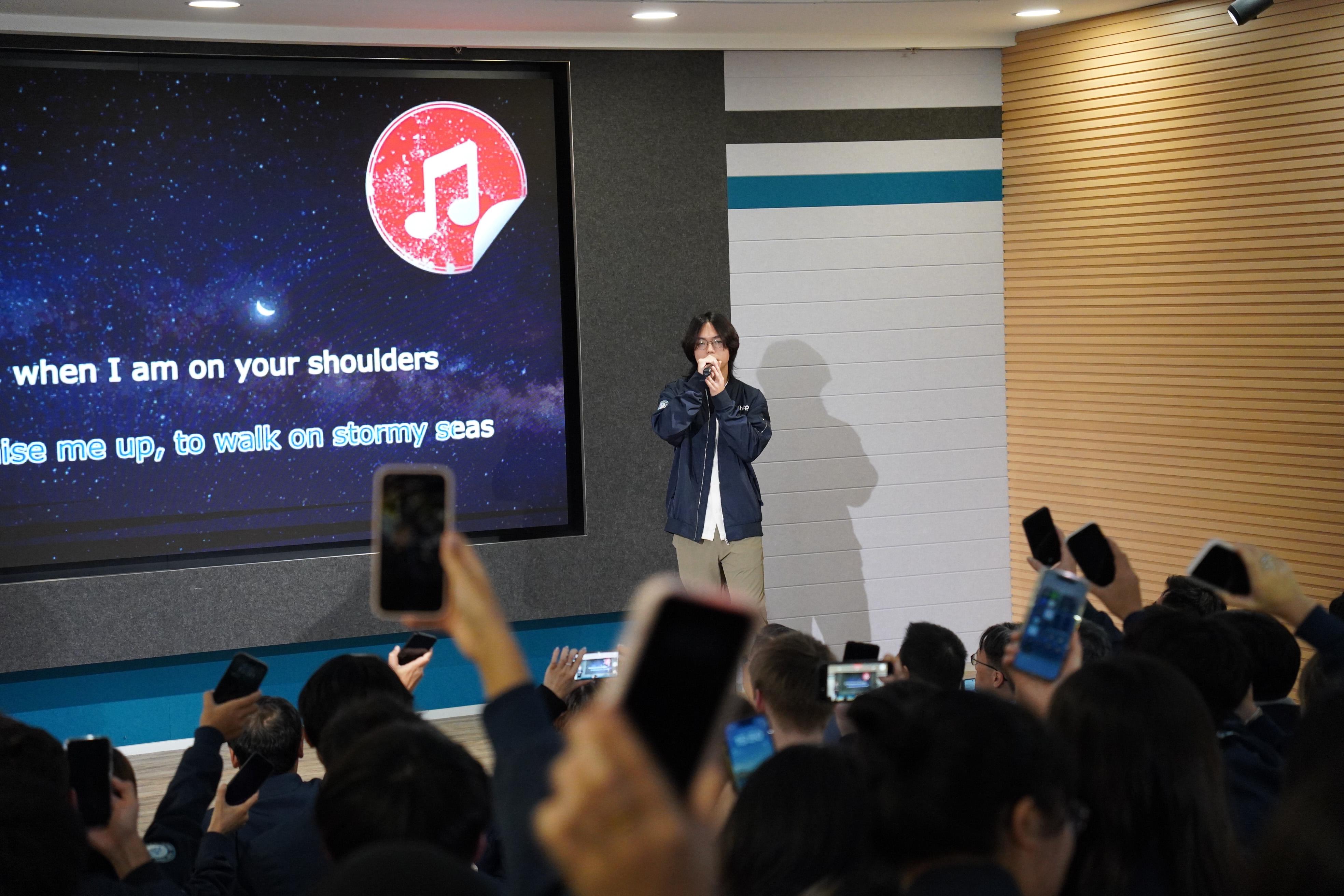 實習生更為導師們唱出答謝歌曲,觀眾則揮動手機閃燈配合。