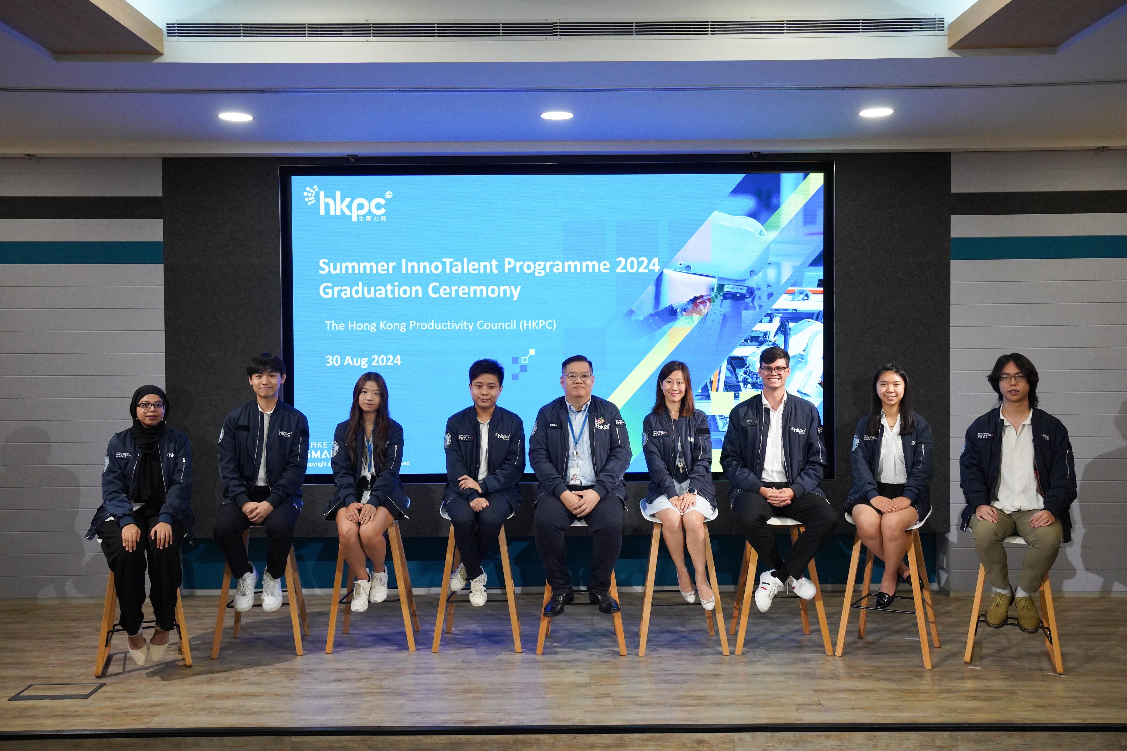 (左起)Mubashirah Shakir同學、冼靖軒同學、江煦恩同學、屠睿軒同學、生產力局首席人才總監黃嘉恩、生產力局人才管理經理李潔瑩、Luke Mitchell Andrews同學、黃瑜同學及梁瑋誠同學,分享對實習計劃的體會。