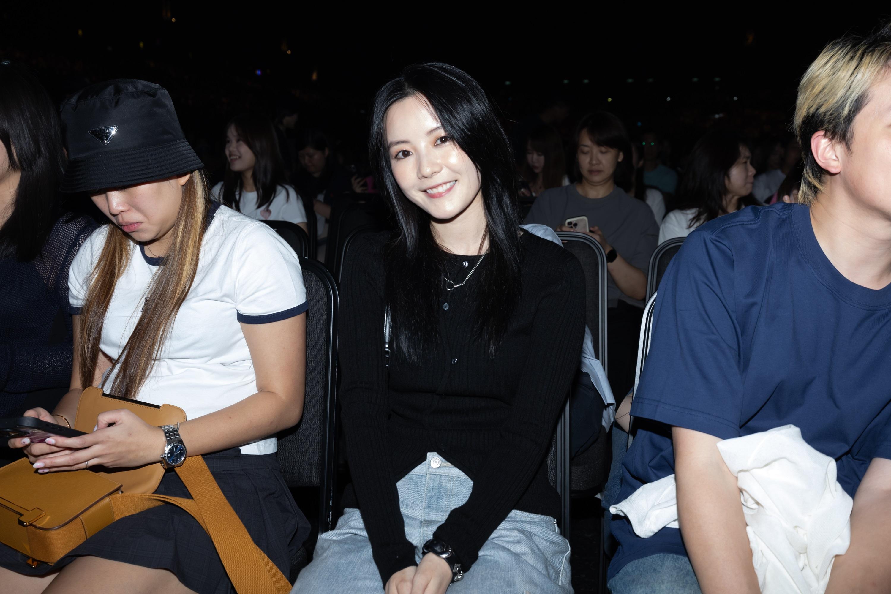 雲浩影入場支持Jer和MC。