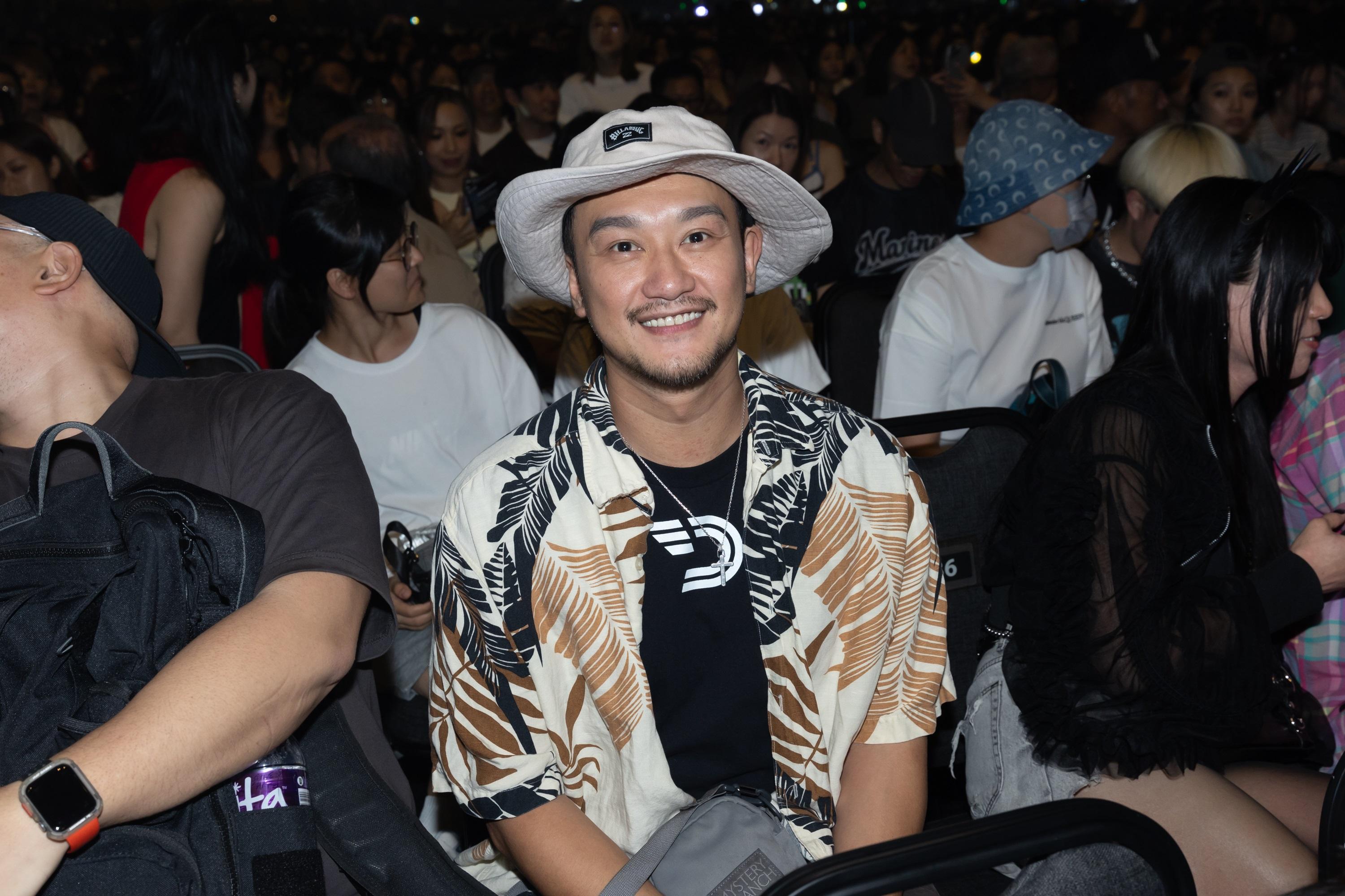 吳浩康入場支持Jer和MC。