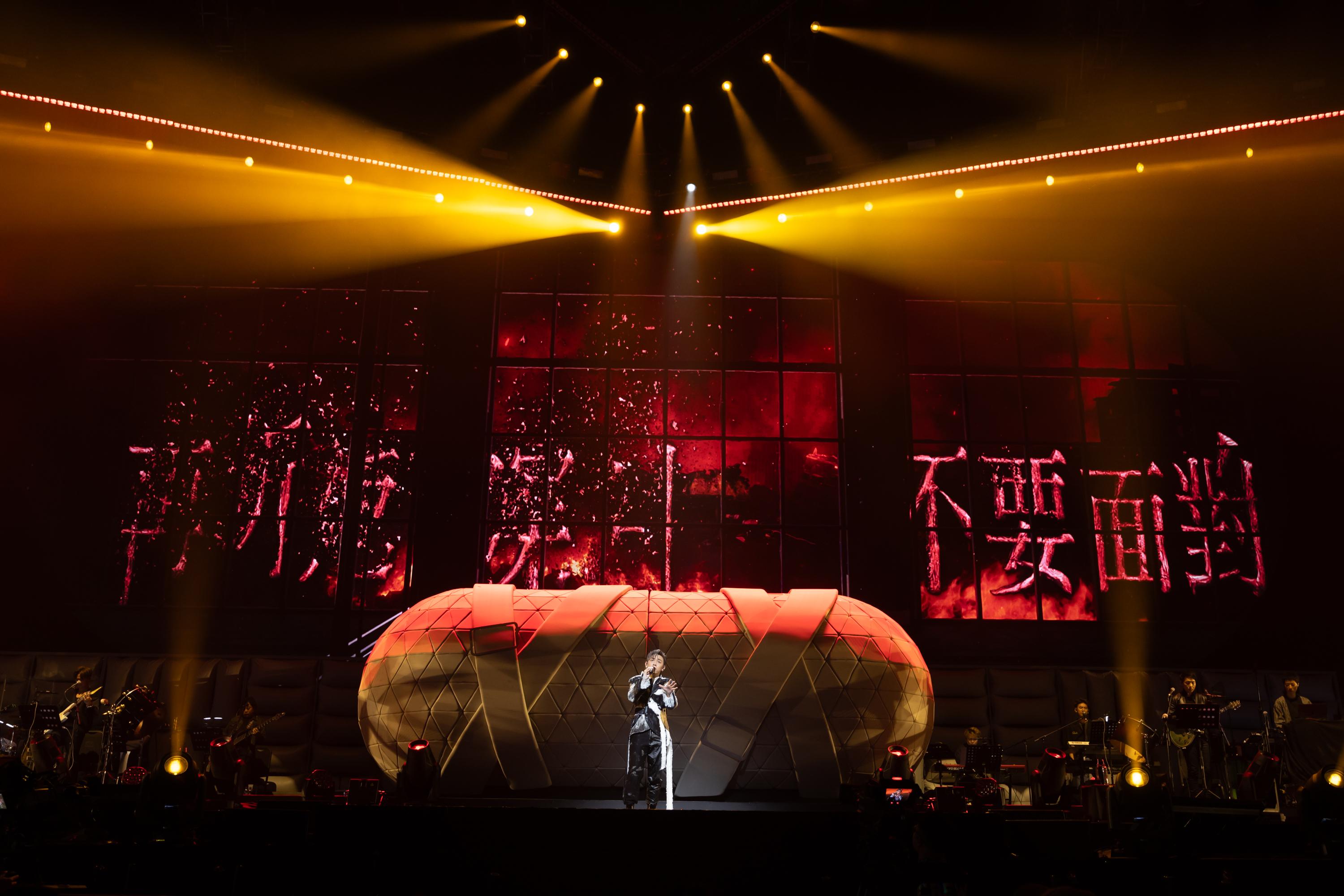 MC演唱《自毀的程序》。(《KATCH OUR LIFE Jer柳應廷 x MC張天賦 音樂會》)