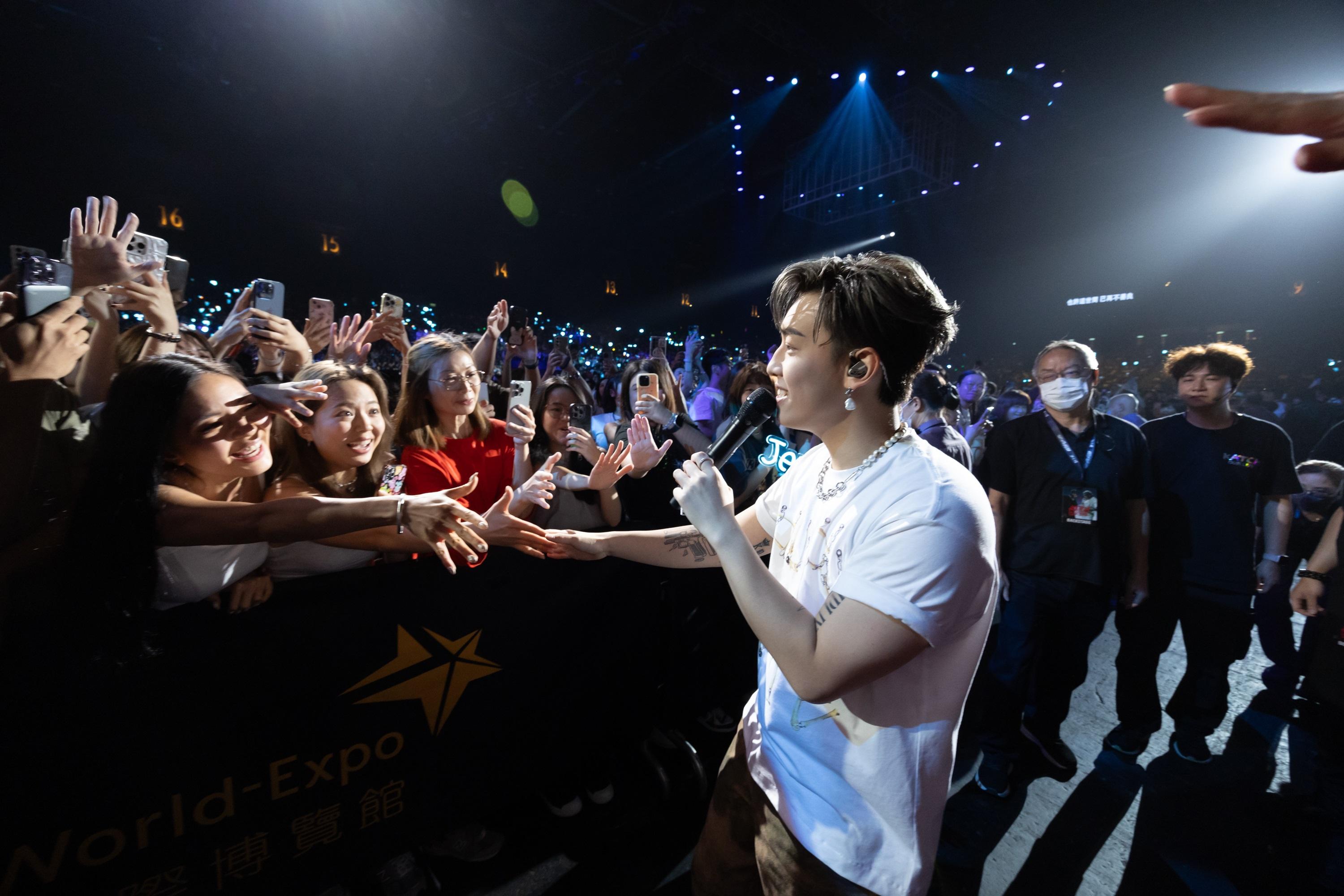 《KATCH OUR LIFE Jer柳應廷 x MC張天賦 音樂會》尾場,MC與fans拍手、自拍兼大派心心。