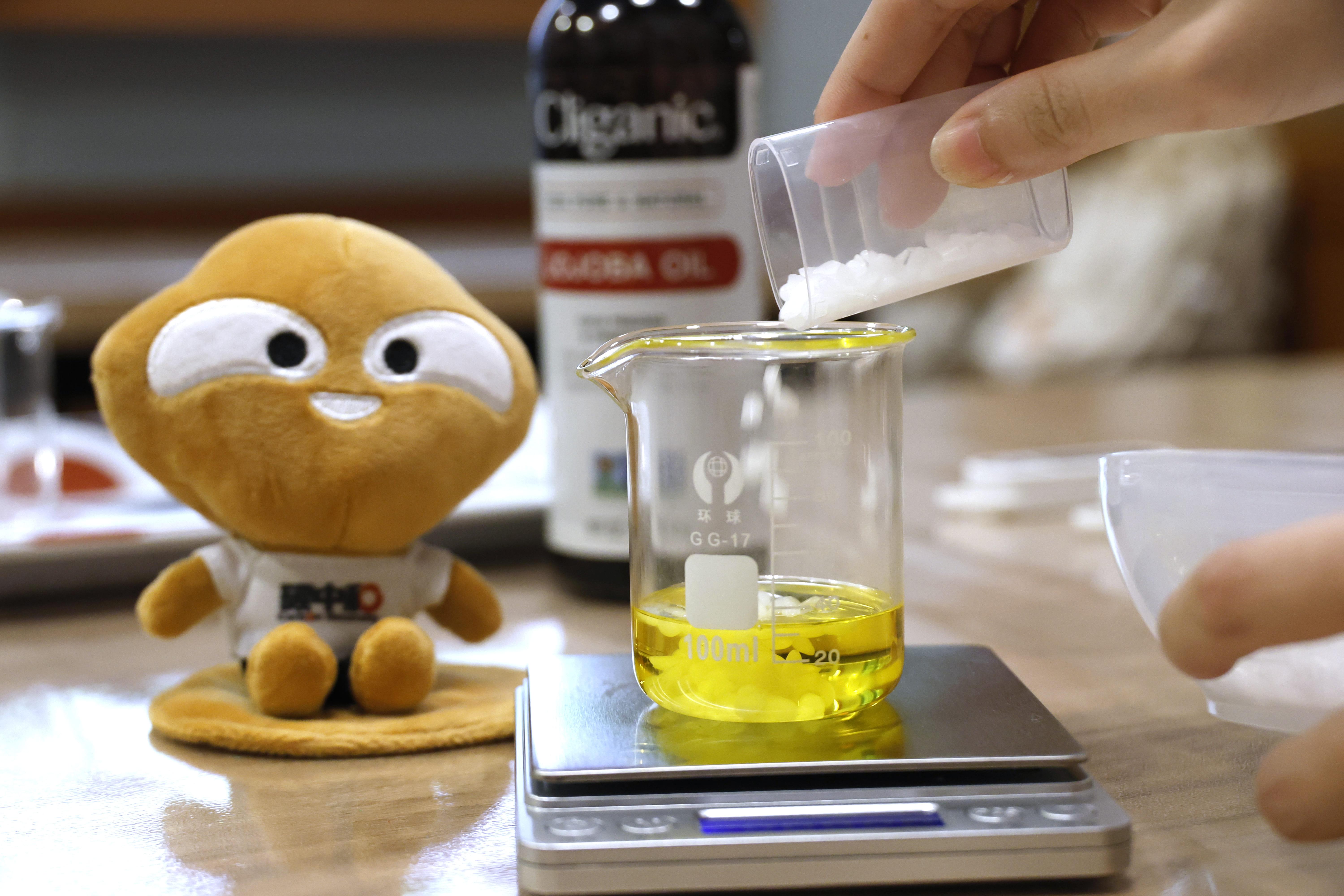 參觀者可於大嘥鬼辦公室內,參與各種有趣的主題活動及工作坊等。透過親手製作 環保小物品,加深參加者對回收重用和升級再造的認識、培養環保意識。