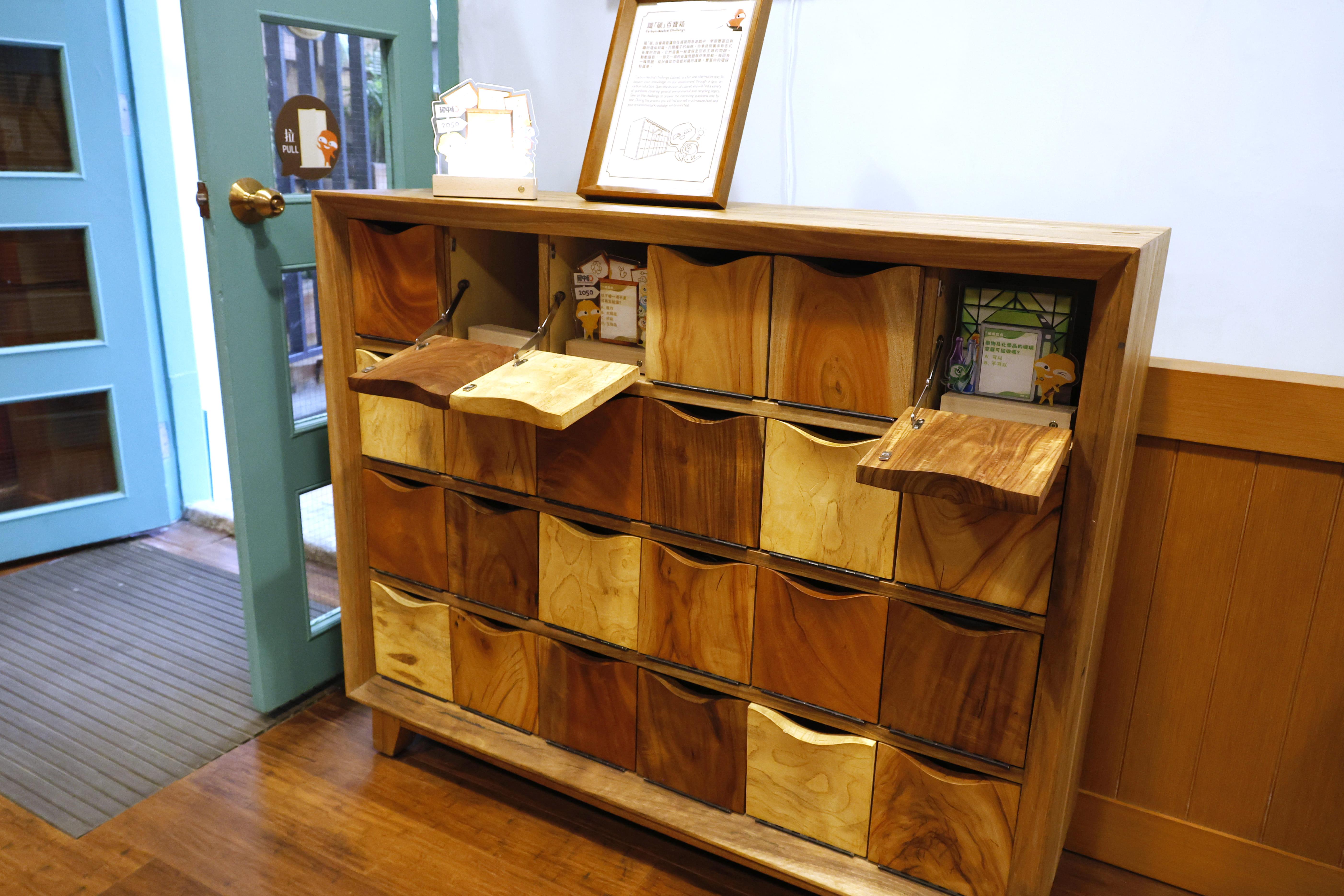 識「碳」百寶箱藏放著各式減碳小問題,參加者通過問答遊戲能學習豐富而有趣的 環保知識。而百寶箱更是由本地廢棄木材升級再造,展現出循環再利用的環保理 念。參觀者在玩遊戲的同時,也能感受到環保設計的魅力。