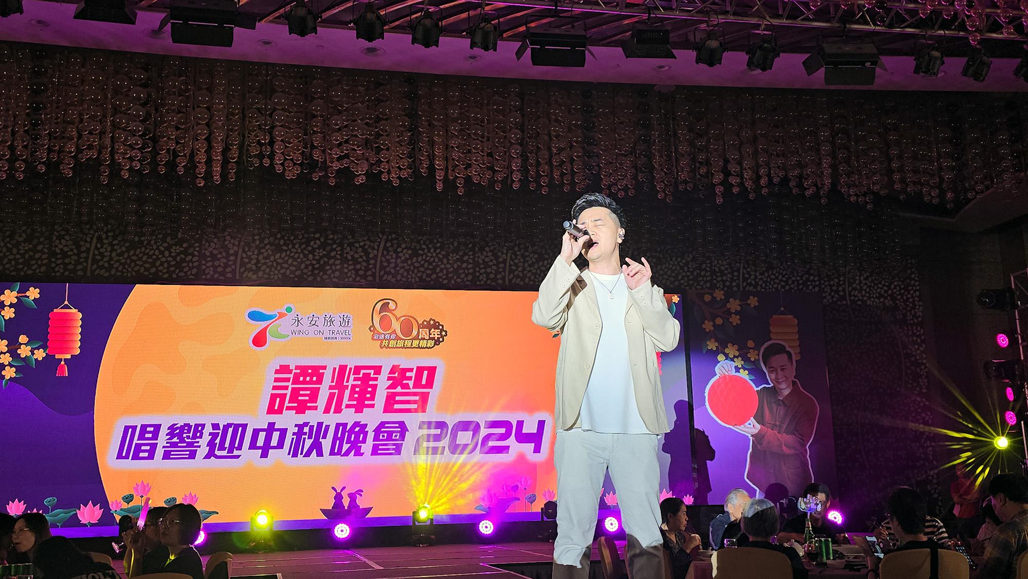 譚輝智與500團友一齊提早慶中秋。