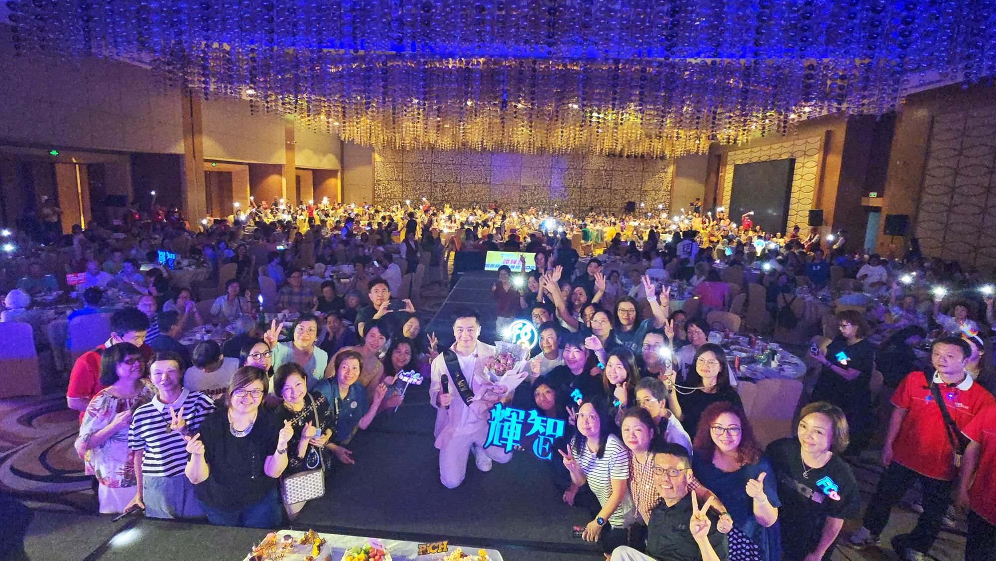 譚輝智與500團友一齊提早慶中秋。