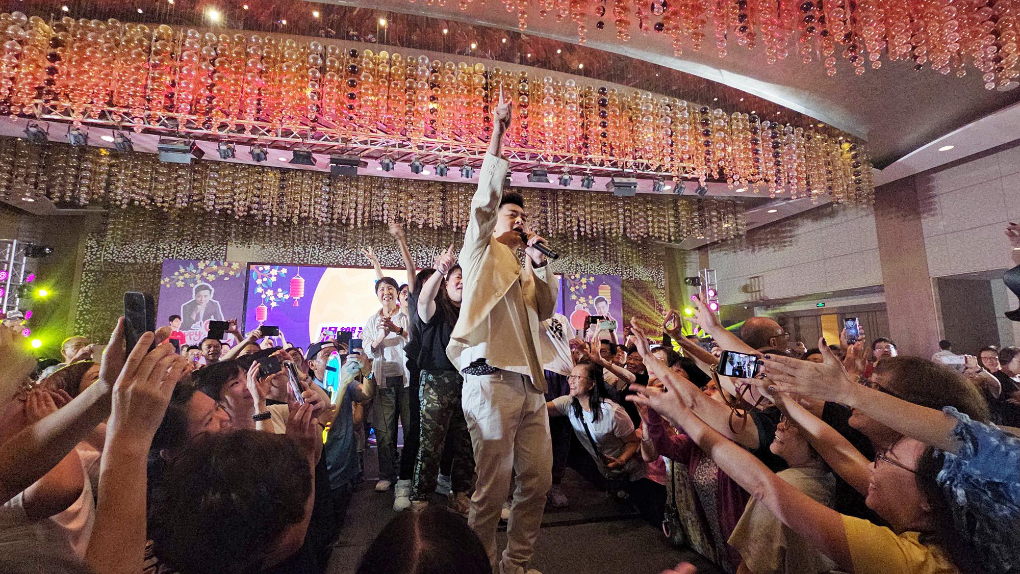 譚輝智與500團友一齊提早慶中秋。