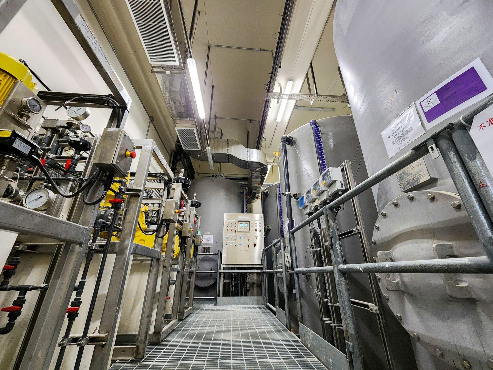 石湖墟再造水廠將全面投產,每日再造水產量可達7萬3千立方米,最終能夠供應給約52萬市民使用。圖示再造水廠內設施。(發展局網誌圖片)